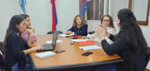 Isabel Zilbeti junto a equipo de Defensoría del Pueblo y el IPEC.