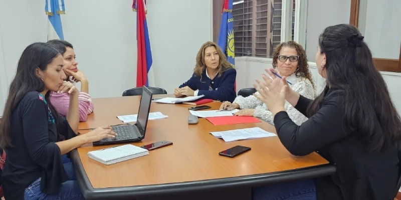 Isabel Zilbeti junto a equipo de Defensoría del Pueblo y el IPEC.