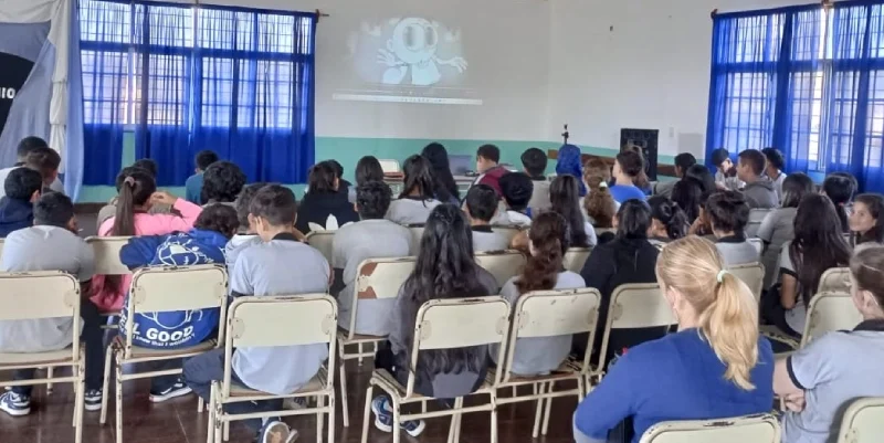 Alumnos del CEP 3 durante las charlas para estudiantes sobre prevención de adicciones.