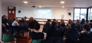 Alumnos durante la charla sobre impactos de las apuestas online en la salud.