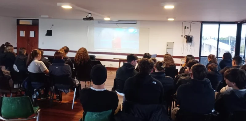 Alumnos durante la charla sobre impactos de las apuestas online en la salud.