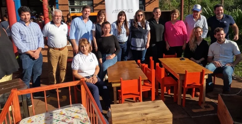 Equipo de IPLyC Social y autoridades junto a los kits de mobiliario entregados en el operativo.