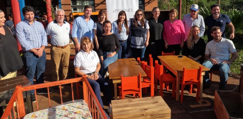 Equipo de IPLyC Social y autoridades junto a los kits de mobiliario entregados en el operativo.