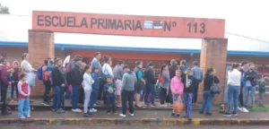 Vecinos frente a la escuela durante el operativo en Mártires.