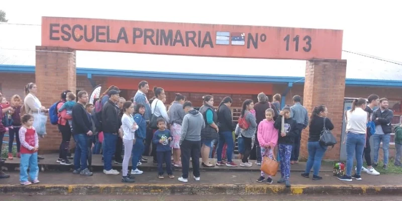 Vecinos frente a la escuela durante el operativo en Mártires.