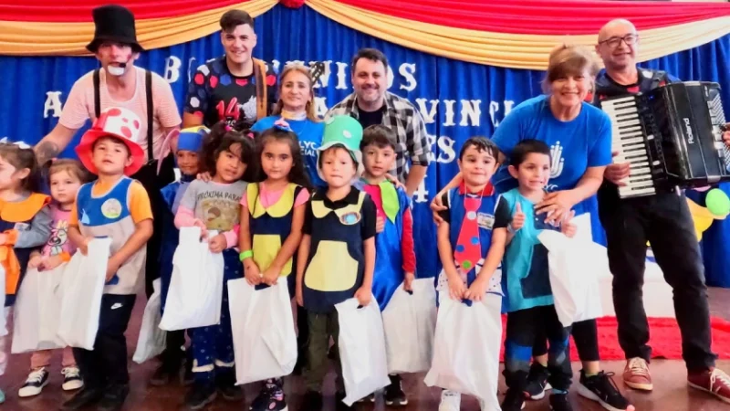 Equipo de Gurices junto a los niños con sus obsequios en la sexta Fiesta de los Jardines.
