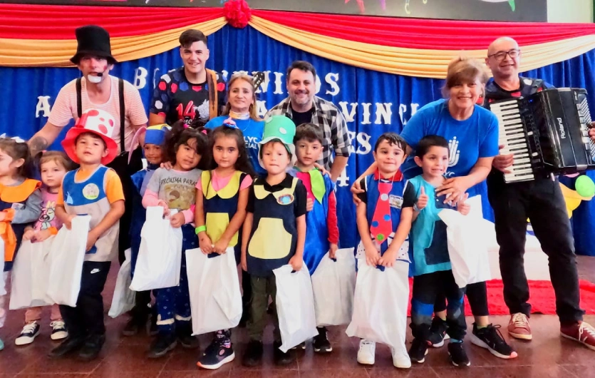 Equipo de Gurices junto a los niños con sus obsequios en la sexta Fiesta de los Jardines.