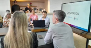 Fernando Escalada durante la reunión de capacitación con personal del IPLyC.