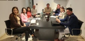 Decut y grupo trabajo durante la reunión para acordaron criterios para combatir el juego online en adolescentes.