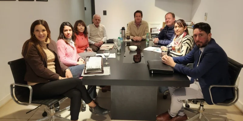 Decut y grupo trabajo durante la reunión para acordaron criterios para combatir el juego online en adolescentes.