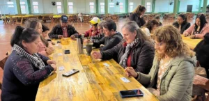 Abuelos de Mojón Grande juegan al Bingo del Mateando.