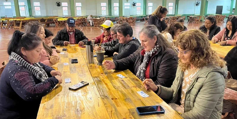 Abuelos de Mojón Grande juegan al Bingo del Mateando.