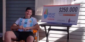 Luciano, ganador del Inclusivo, sonriente junto a su cheque.