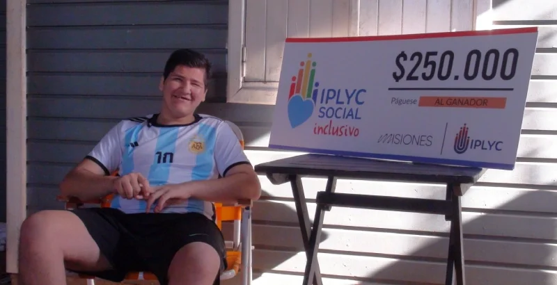 Luciano, ganador del Inclusivo, sonriente junto a su cheque.