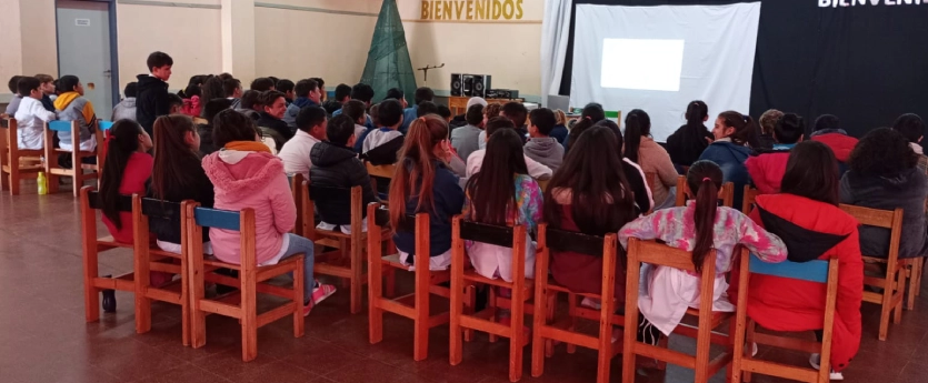 Alumnos de sexto y séptimo grado durante la charla con Juego Responsable.