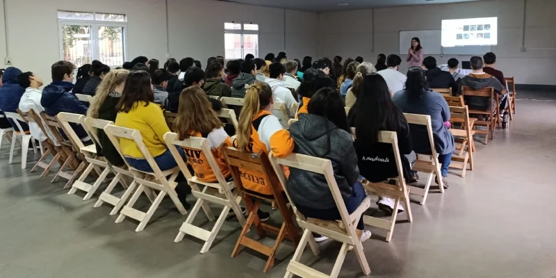 Alumnos durante la charla sobre el impacto de los juegos online en la salud.
