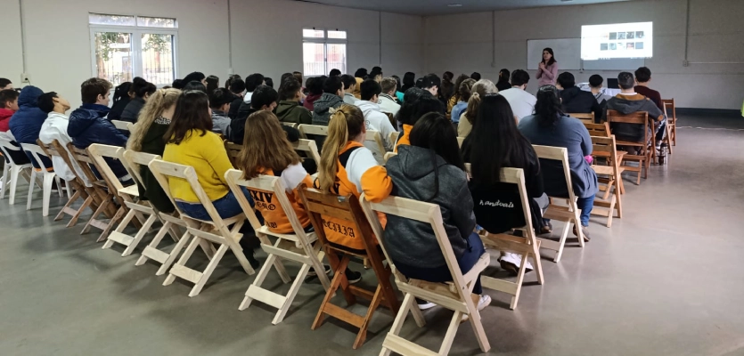 Alumnos durante la charla sobre el impacto de los juegos online en la salud.