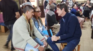 Héctor Decut charla con dos vecinos en el operativo Estamos con Vos en Bonpland.