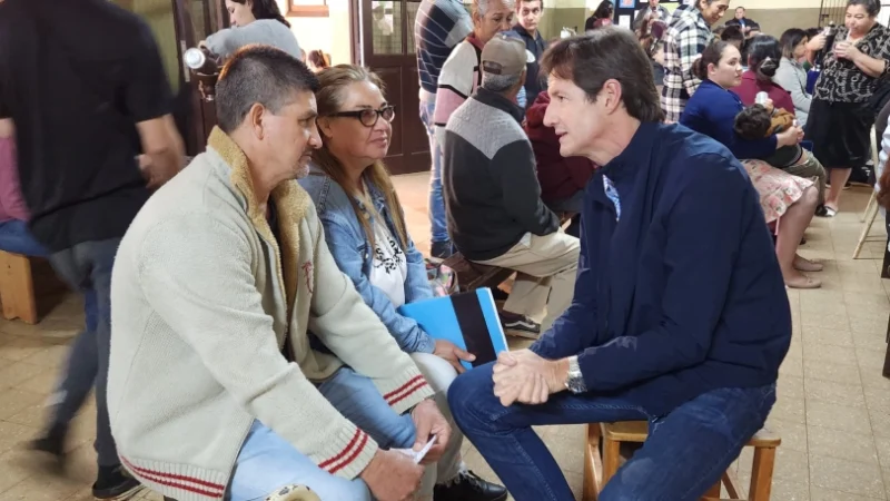 Héctor Decut charla con dos vecinos en el operativo Estamos con Vos en Bonpland.