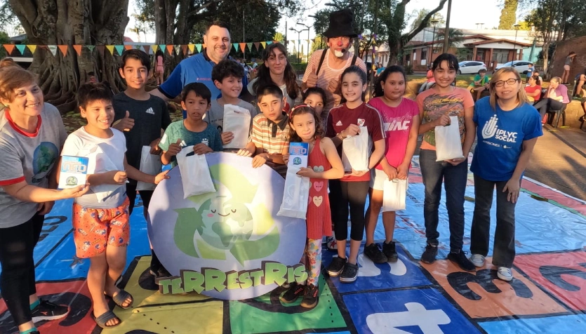 Equipo de TeRRestRis con niños de Montecarlo.
