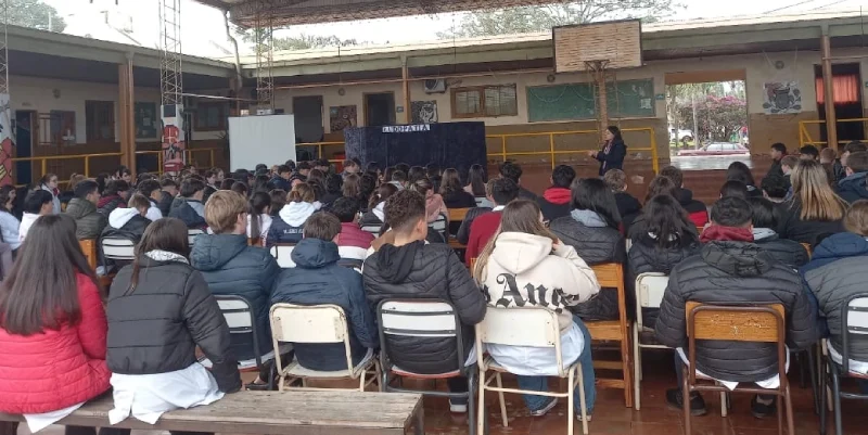 Alumnos de la Escuela de Comercio 11 durante la visita a instituciones educativas de 25 de Mayo.