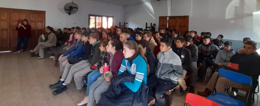 Alumnos del Instituto de Enseñanza Agropecuaria durante la charla.