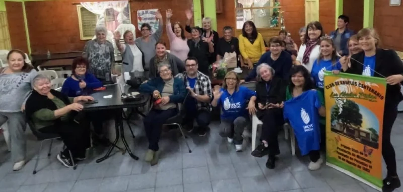 Abuelos que participaron del Bingo del mateando en Club de Abuelos Centenario.