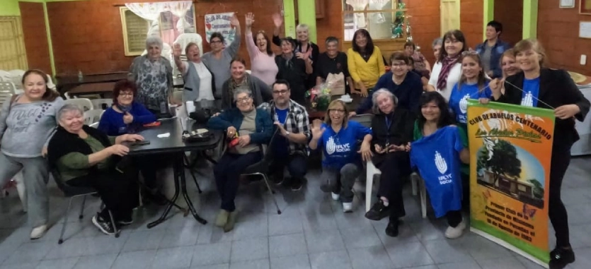 Abuelos que participaron del Bingo del mateando en Club de Abuelos Centenario.