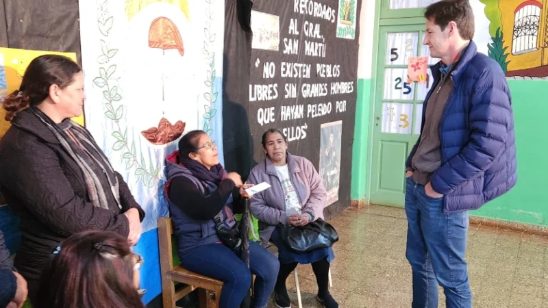Hèctor Decut charla con vecinas durante el operativo Estamos con Vos.