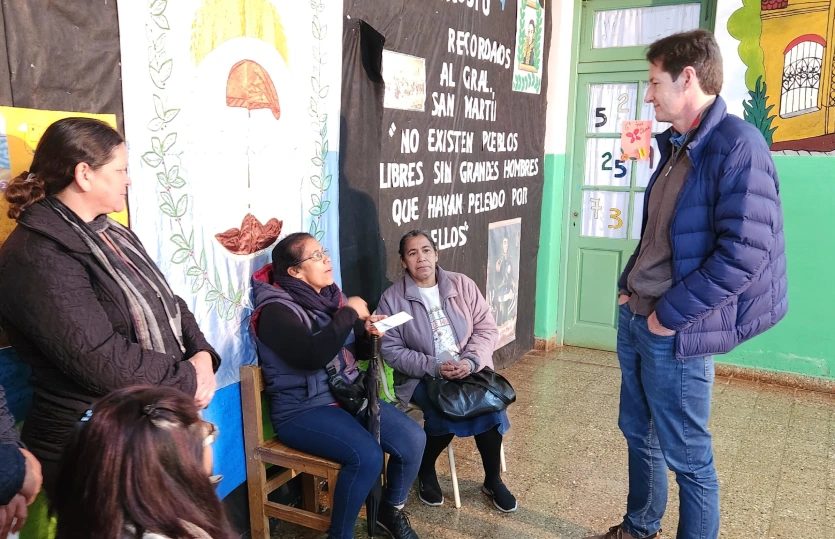 Hèctor Decut charla con vecinas durante el operativo Estamos con Vos.
