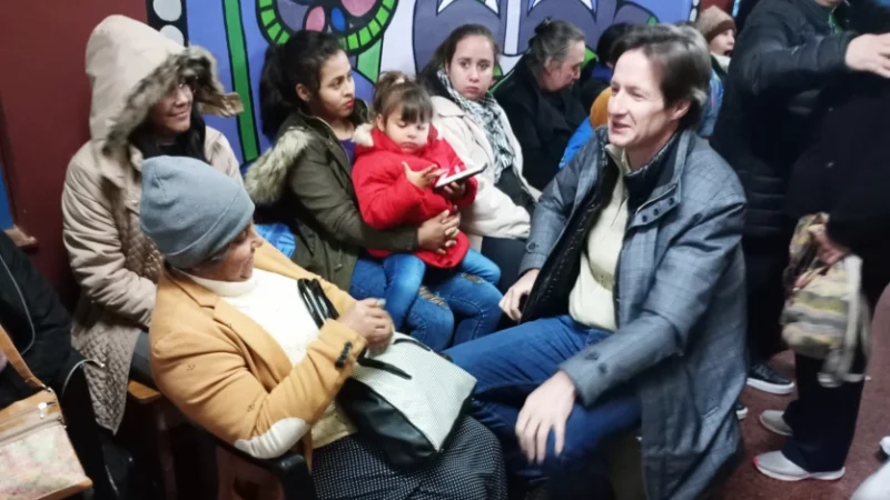 Héctor Decut charla con vecinas de Salto Encantado durante el operativo de Estamos con Vos.