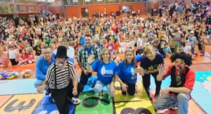 Equipo de Gurises y una multitud de niños en el comienzo del Mes de las Infancias.