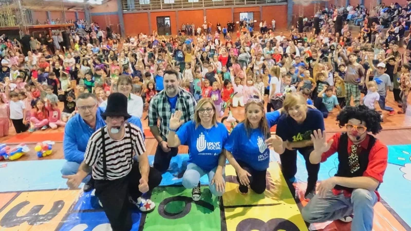 Equipo de Gurises y una multitud de niños en el comienzo del Mes de las Infancias.