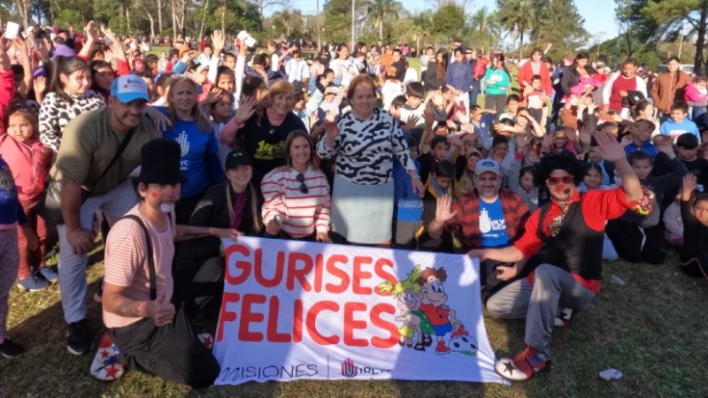 Gurises Felices con el público de General Urquiza en su visita por el Mes de las Infancias.