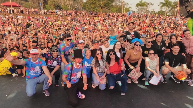 Equipo de Gurises Felices y multitudinario público de Eldorado.