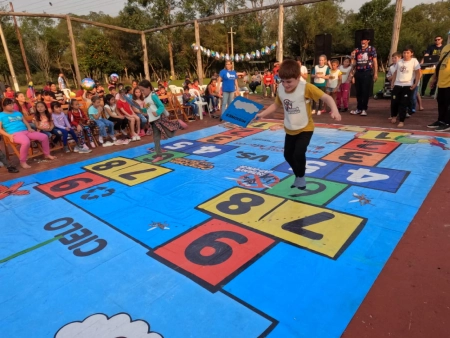 Niño juega a la rayuela junto a Gurises en Fachinal.