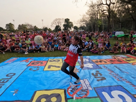 Niña realiza juego con pelota en Loreto.