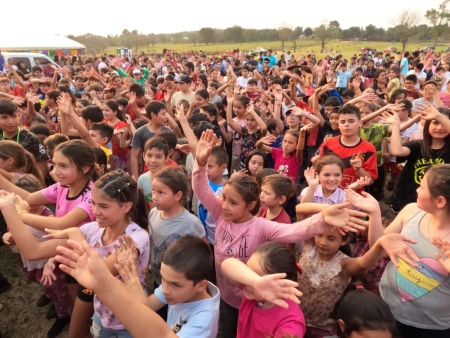 Público infantil de Wanda acompaña con palmas el Día de las Infancias animado por Gurises Felices.