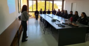 Isabel Zilveti y personal de la policía provincial durante las jornadas de capacitación.