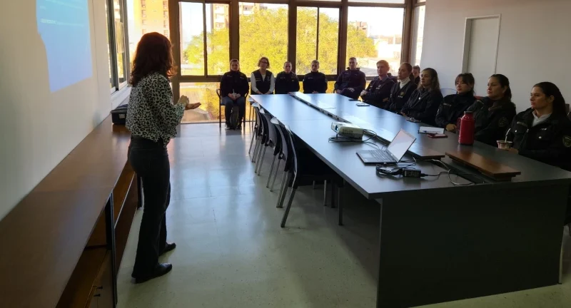Isabel Zilveti y personal de la policía provincial durante las jornadas de capacitación.