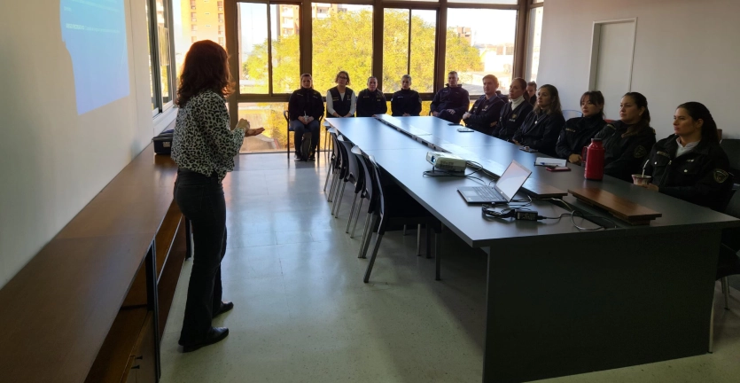 Isabel Zilveti y personal de la policía provincial durante las jornadas de capacitación.