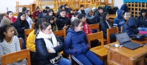 Alumnos del BOP 103 de Colonia Ponana, durante las charlas sobre prevención de adicciones.