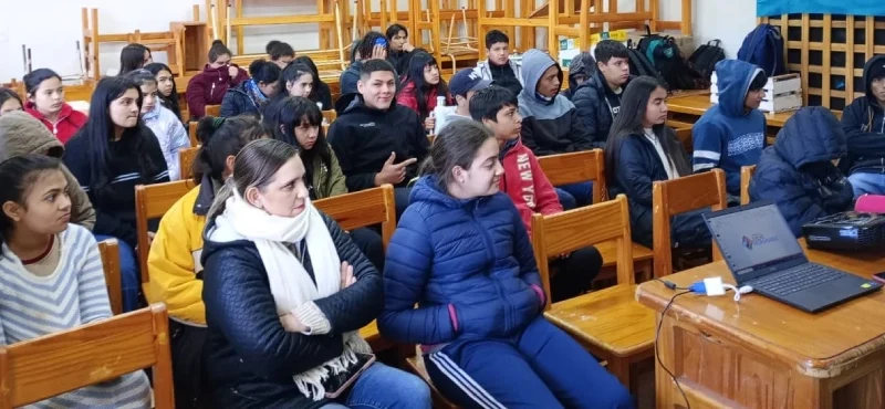 Alumnos del BOP 103 de Colonia Ponana, durante las charlas sobre prevención de adicciones.