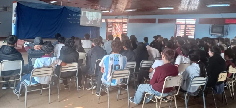 Juego Responsable con alumnos de la Escuela de Comercio 10 de Santa Ana durante la charla.