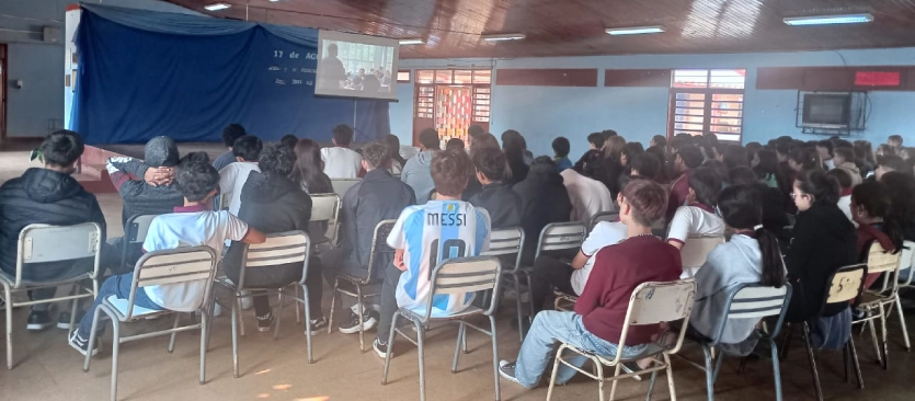 Juego Responsable con alumnos de la Escuela de Comercio 10 de Santa Ana durante la charla.