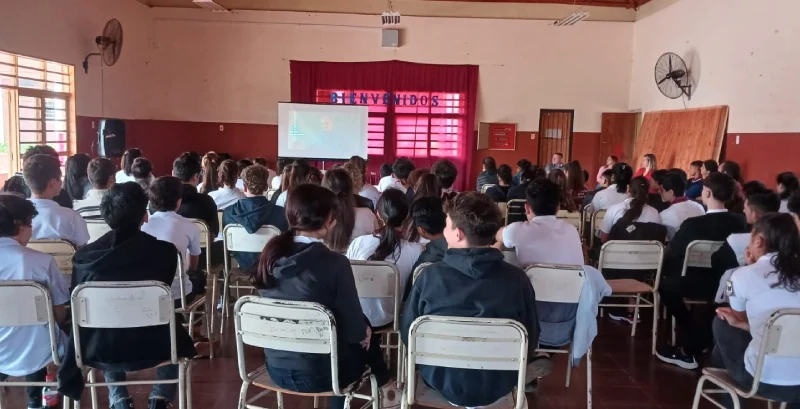 Alumnos de Gobernador Roca durante la charla de prevención de adicciones.