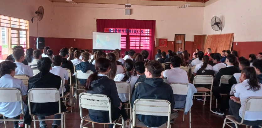 Alumnos de Gobernador Roca durante la charla de prevención de adicciones.