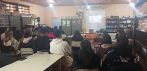 Alumnos de la Escuela de Comercio 2, de Jardín América, durante las charlas sobre prevención.