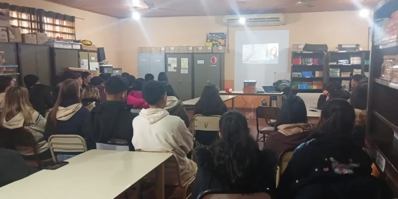 Alumnos de la Escuela de Comercio 2, de Jardín América, durante las charlas sobre prevención.