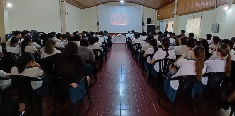 Alumnos durante la charla con Juego responsable.